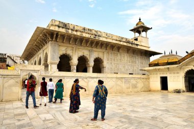 Agra Kalesi, Hindistan - 7 Kasım 2019: Agra Kalesini keşfeden turistler