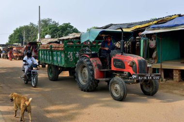 Abhaneri, Hindistan - 8 Kasım 2019: Marketten geçen motosiklet ve traktör
