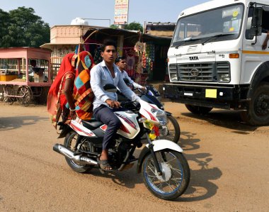 Abhaneri, Hindistan - 8 Kasım 2019: Motosikletli aileler