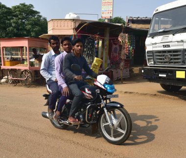 Abhaneri, Hindistan - 8 Kasım 2019: Motosikletli aileler