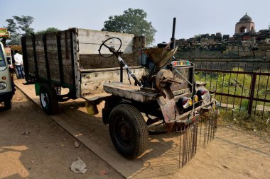 Abhaneri, Hindistan - 8 Kasım 2019: Heath Robinson görünümlü traktör