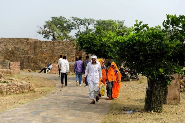 Vanaasherya Indien November 2019 Besökare Till Det Ruinerade Fortet Bhan — Stockfoto