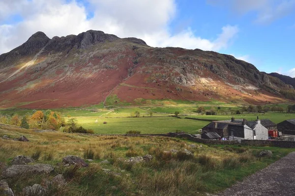 Langdale Pikeの下の壁の端の農家 — ストック写真