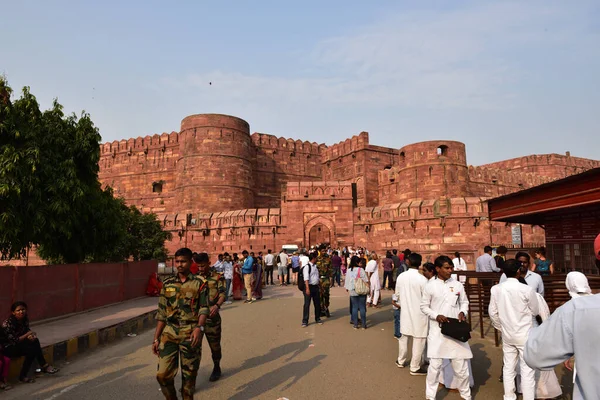 Agra Indien November 2019 Soldaten Und Touristen Vor Dem Roten — Stockfoto