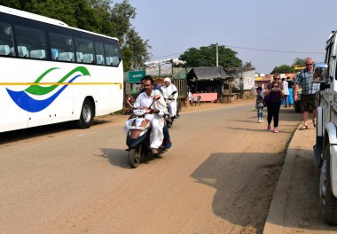 Abhaneri, Hindistan - 8 Kasım 2019: Motosiklet süren kasksız yaşlı adam