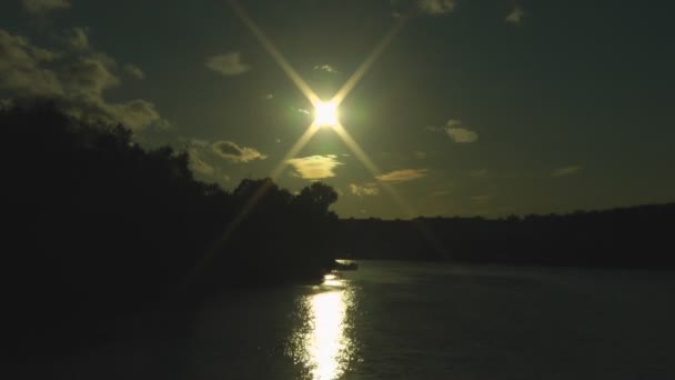 Zachód słońca nad stawem — Wideo stockowe