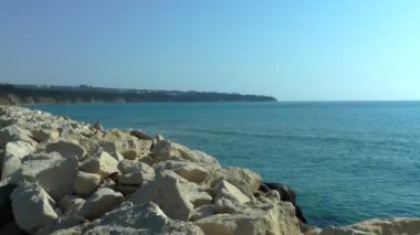 kayalık sahil Karadeniz, masmavi bir deniz ve gökyüzü