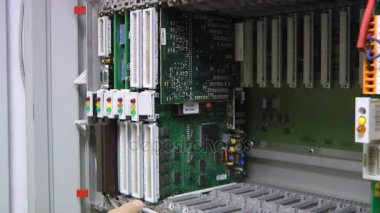 Bu mühendis yerini alır kötü kartı raf