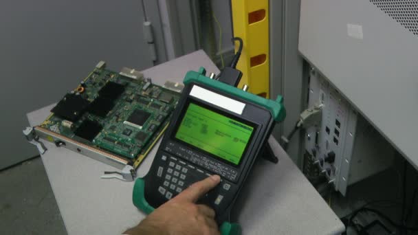 Ingénieur informatique de test et d'entretien des équipements de télécommunications dans la salle des serveurs, datacenter — Video