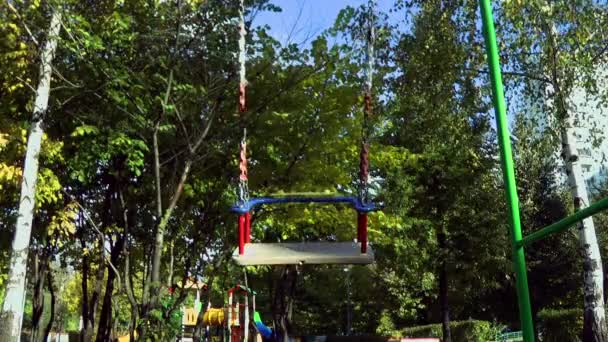Balanços Loneli balançam no parque infantil . — Vídeo de Stock