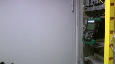 Sunucu odası, datacenter test ve bakım Telekom ekipman mühendisi.