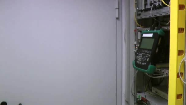 Equipamento de teste e manutenção de engenharia de TI em sala de servidores, datacenter . — Vídeo de Stock