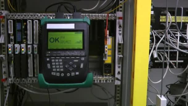 Ingénieur informatique de test et d'entretien des équipements de télécommunications dans la salle des serveurs, datacenter . — Video