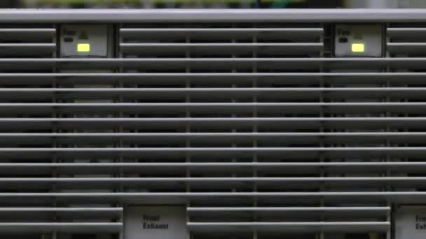 Mřížkou ventilátoru v serverovně. — Stock video