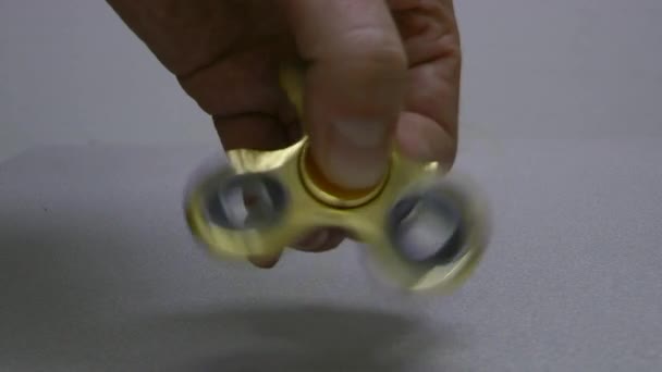 Gouden spinner draaien op de witte achtergrond. — Stockvideo