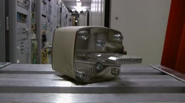 Veri merkezindeki büyük elektrik sigorta portre. Yansıma.