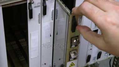 Bu mühendis datacenter üzerinde kart Ekle optik yama kablosu.