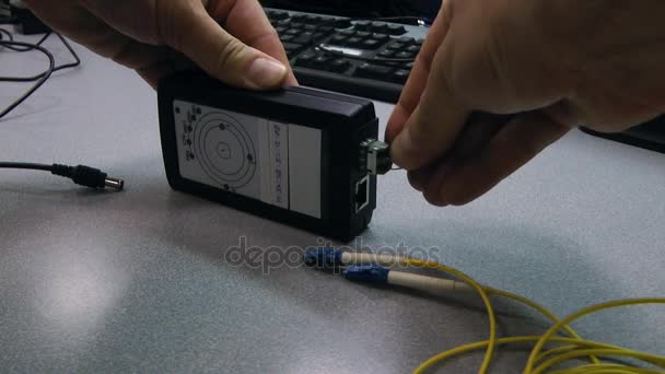 Engenheiro de TI inserir cabo de patch óptico no dispositivo testado . — Vídeo de Stock