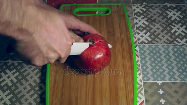 Styckning granatäpple, händerna på kocken — Stockvideo