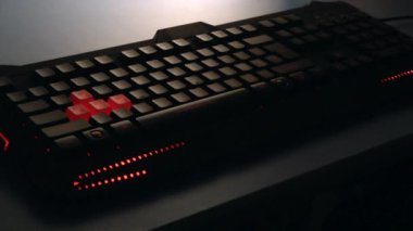 Modern klavye yazarak hacking ve siber güvenlik erkek eller.