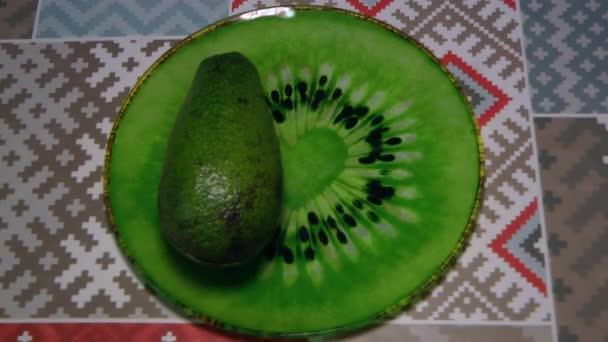 Cortar Aguacate en plato verde, manos del chef — Vídeos de Stock