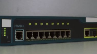 Gri arka plan üzerinde yanıp sönme renkli LED yükleme Ethernet anahtarı.