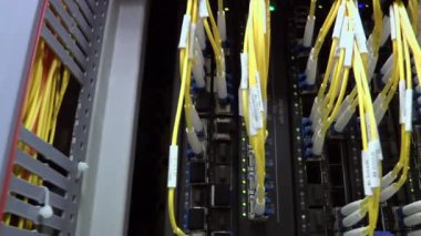 Fiber optik kablo bağlayıcı etkinlik göstergesi yanıp sönen