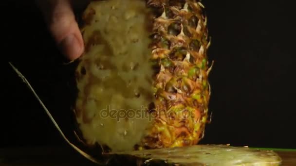 Kesme ananas siyah arka plan üzerine eller — Stok video