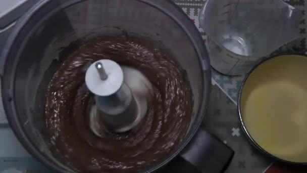 Misturando massa de bolo de chocolate com um misturador de suporte de cozinha. Movimento lento . — Vídeo de Stock