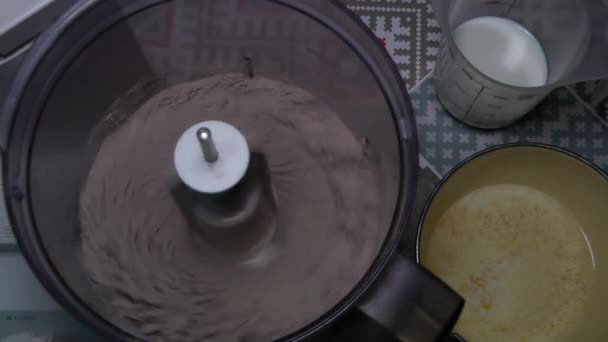 Misturando massa de bolo de chocolate com um misturador de suporte de cozinha . — Vídeo de Stock