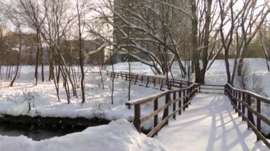 Ahşap köprü, yol düşünce park, kar.