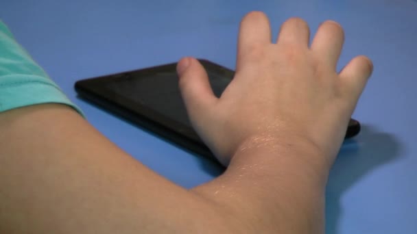 Kinder berühren mit dem Finger Tablet-Computer-Touchscreen. — Stockvideo