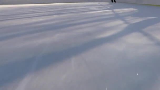 Patinaje sobre hielo, pista de patinaje . — Vídeos de Stock