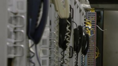 Datacenter odasında Telekomünikasyon donanımları ile rafları satırları