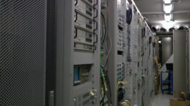 Telekom sunucu odası içinde yukarı eğimli.