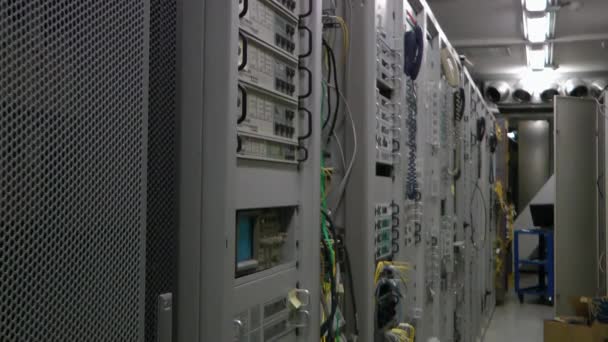 All'interno della sala server delle telecomunicazioni, inclinare verso l'alto . — Video Stock