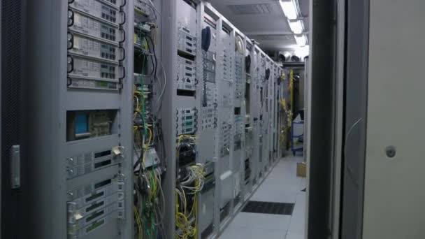 Внутри телекоммуникационной серверной, панорама . — стоковое видео