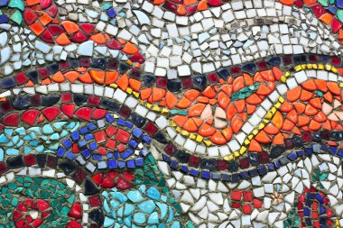 Eski çöken soyut seramik mozaik süslenmiş binanın detayı. Dekoratif arka plan olarak Venedik mozaiği. 