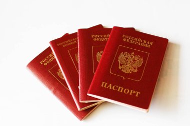 Beyaz arka planda Rus pasaportu. Kopya alanı olan koyu kırmızı pasaport kapağı