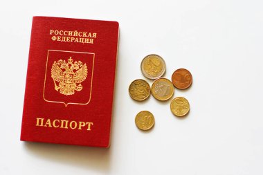 Beyaz bir arka planda Avrupa sikkeleri olan Rus pasaportu. Kopya alanı olan koyu kırmızı pasaport kapağı