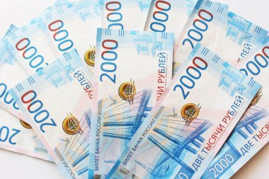 Rus parasının geçmişi hakkında. Masada duran iki bin rublelik banknotlar. Banknotların en üstteki görüntüsü. Finans ve yatırım kavramı