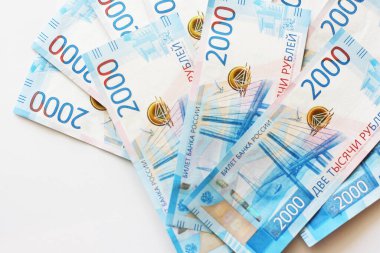 Rus parasının geçmişi hakkında. Masada duran iki bin rublelik banknotlar. Banknotların en üstteki görüntüsü. Finans ve yatırım kavramı