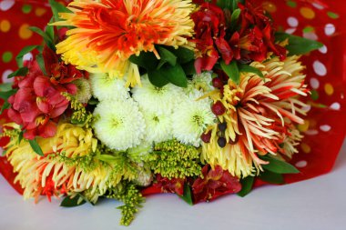 Kopyalama alanı olan bir buket çiçek. Kartpostal için hazırlan.. 