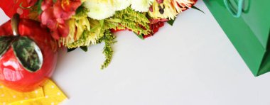 Bir buket çiçek. Kartpostal için hazırlan. Beyaz bir masanın üzerinde bir buket çiçek. Tatil arkaplanı.