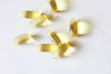 Tabletler ve haplar masanın üzerinde. Farmakoloji geçmişi. Medicament bileşimi.