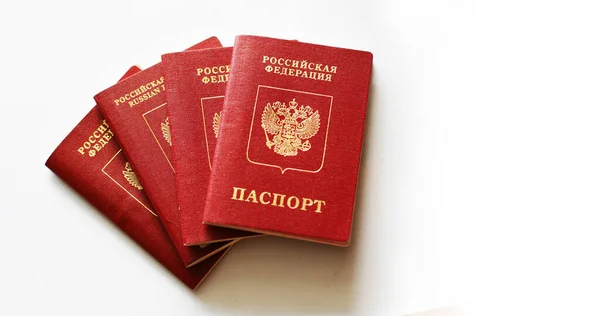 Cuatro Pasaportes Extranjeros Rusos Sobre Fondo Blanco Cubierta Pasaporte Rojo —  Fotos de Stock