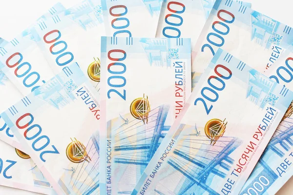 Rus parasının geçmişi hakkında. Masada duran iki bin rublelik banknotlar. Banknotların en üstteki görüntüsü. Finans ve yatırım kavramı