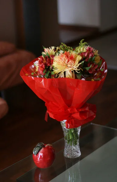 テーブルの上に立っている花の花束 はがきの背景 女性のための新鮮な花の美しい花束 花休日構成 — ストック写真