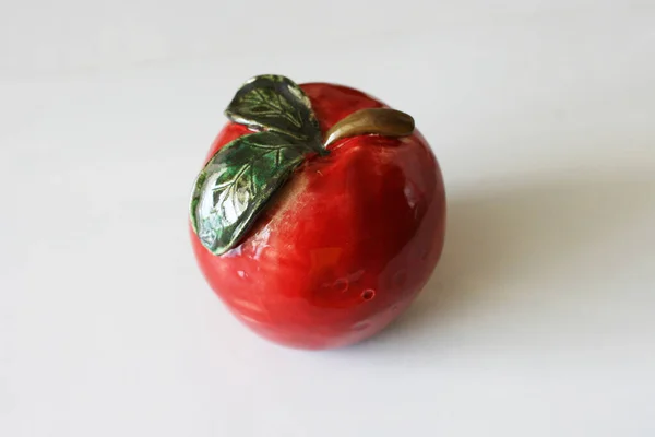 Pomme Décorative Céramique Rouge Sur Table — Photo