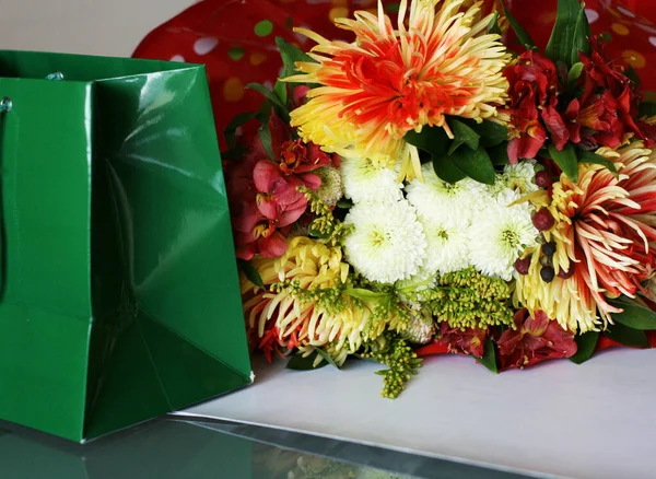 Virágcsokor Ajándékdoboz Egy Fehér Asztalon Nyaralási Háttér Copyspace Rel — Stock Fotó